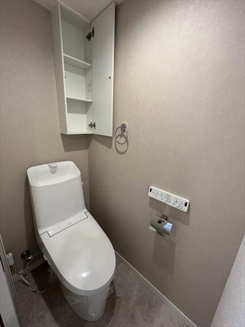 トイレットペーパーや清掃用品を見せずにしまえる収納付きです。生活感を感じさせない空間で、いつも清潔にご利用いただけます。(2025年10月14日撮影)