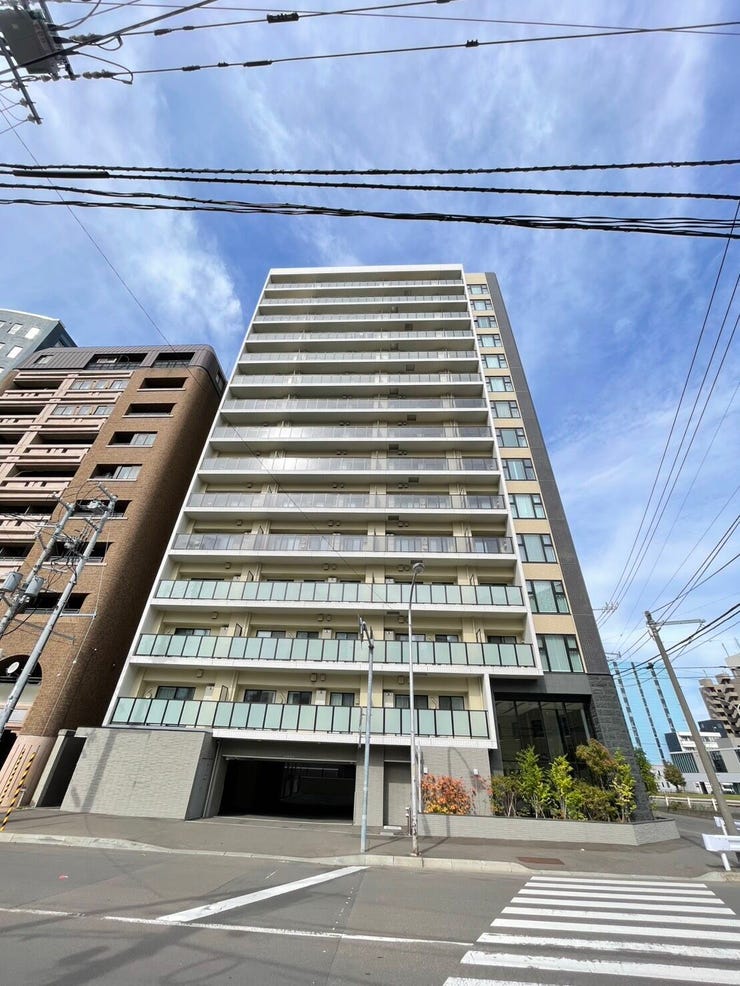 【外観】
《外観写真》
青空が映える15階建てマンション。
地下鉄東豊線「豊水すすきの」駅まで徒歩3分とアクセス良好!通勤・通学に便利な立地です。