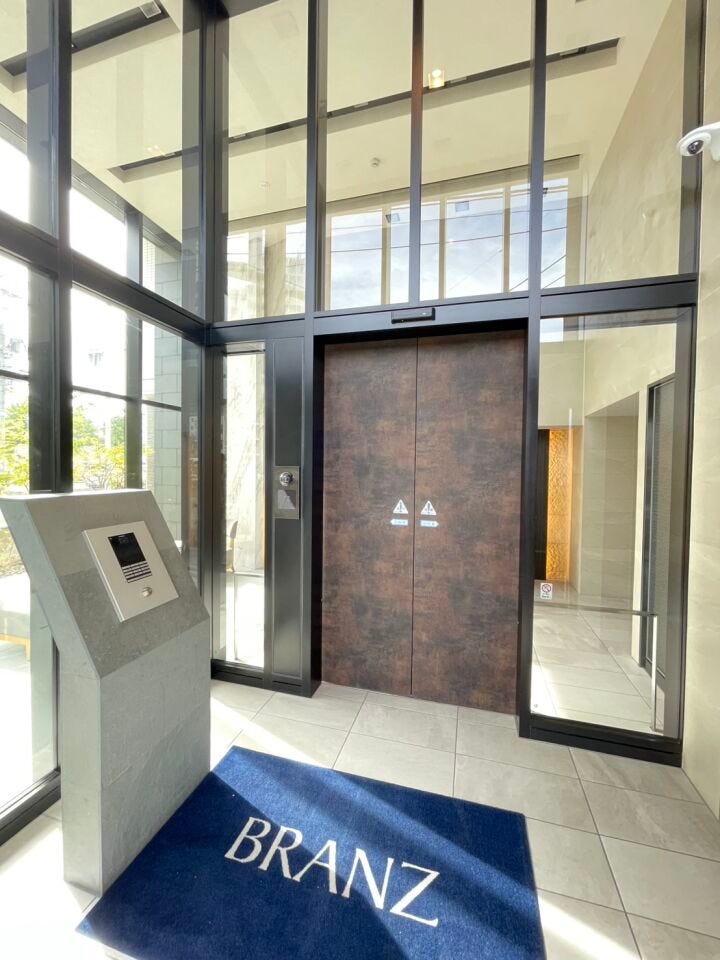 《エントランス》
高級感のあるエントランス。