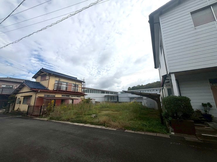 前面道路は幅員も十分で、車の通行や駐車がスムーズ。朝夕の時間帯でも穏やかな雰囲気があり、自然に囲まれた落ち着いた生活環境を提供します。