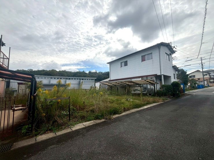 現況はカーポート等がありますが、倉庫、カーポート解体渡しにつき費用が抑えられます♪