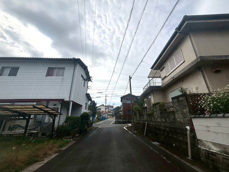 車通りの少ない閑静な住宅街に位置しております。車庫入れもゆとりある良好な環境で、子育てへの安心感と家族で遊べる自然が身近な嬉しい立地です。
