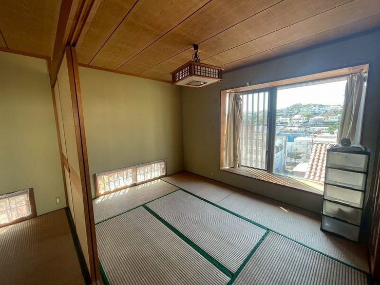 畳のぬくもりを感じながら、くつろぎの時間を過ごせる落ち着いた和室です