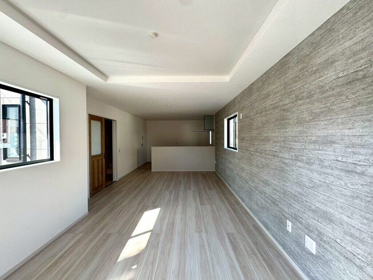 【Living】広々としたリビングは、大きな窓から自然光が差し込む温かな空間です。