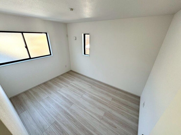 【Bedroom】明るく風通しの良い洋室。新築ならではの清潔感も魅力です。