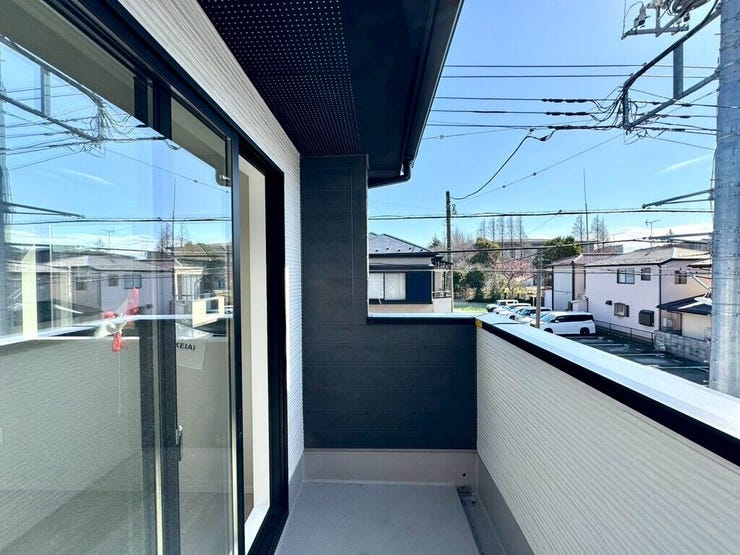 【Balcony】日当たりの良いバルコニーはお洗濯物がしっかり乾きやすく、毎日の家事にも重宝します。