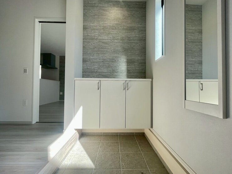 【Entrance】明るく清潔感のある玄関が、毎日の帰宅を心地よく迎えてくれます。