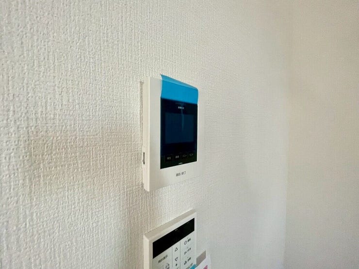 【Facilities】来訪者を確認できるモニター付きインターホンで、防犯面も安心です。