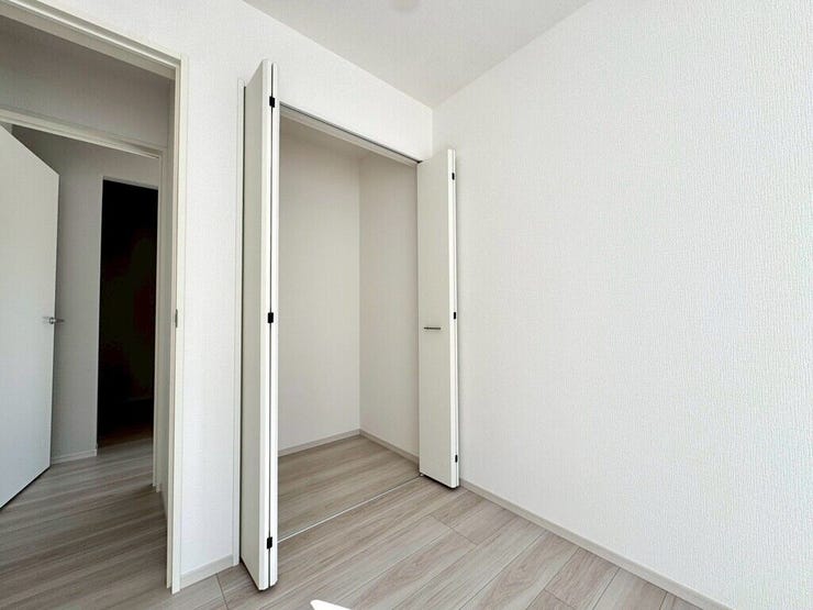 【Bedroom】クローゼット完備で収納力◎。家具の配置もしやすい機能的な洋室です。