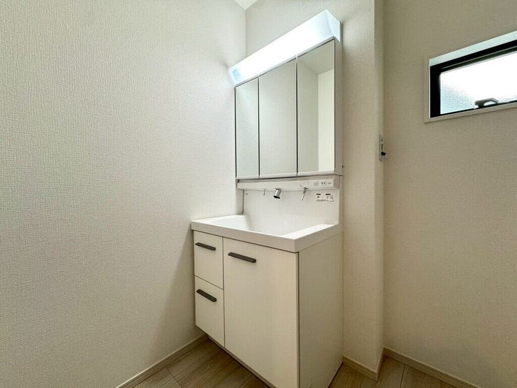【Washroom】毎朝の準備がスムーズに。広めの洗面台と収納が使いやすい洗面所です。