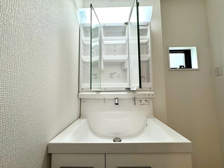 【Washroom】すっきりとしたデザインで、毎日の生活が快適に。収納も豊富な洗面所です。