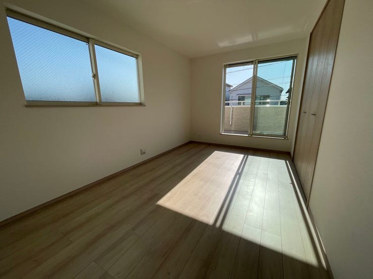 ◇洋室7.5帖◇
ゆとりのある広さで家具の配置も楽しめます♪