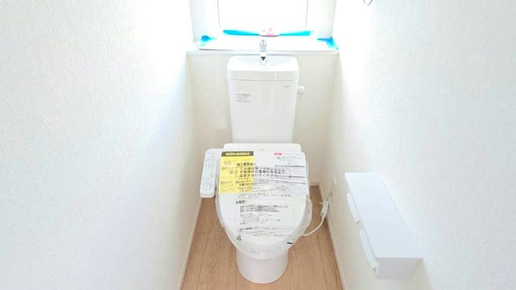 清潔感のあるトイレスペース♪温水洗浄便座付で寒い冬でも安心♪カバー不要のためお掃除も楽々♪