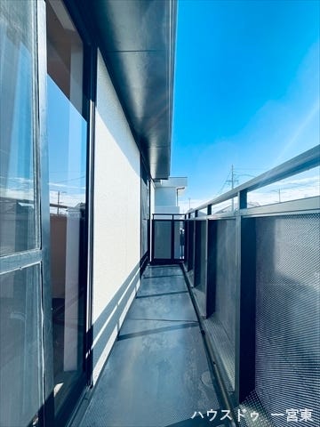 南向きで太陽の光がしっかり当たり、洗濯物もカラッと乾きそうです。8帖と6帖、2つの居室から出られる2wayタイプです。