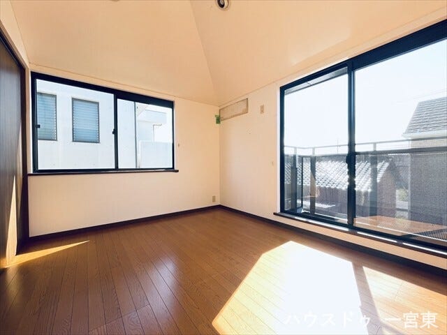 【6帖】南・東の2面採光で採光・風通し良好です。お子さまのお部屋や寝室、書斎としてもご利用いただけます♪