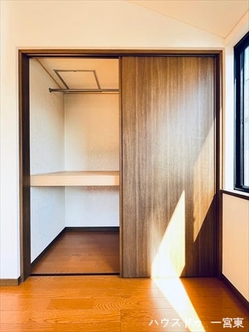 【6帖洋室】全居室収納付きで、衣類などの荷物もすっきりとしまえて整頓された暮らしを実現できそうですね。