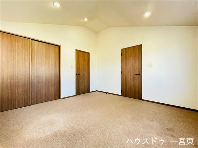 【8帖北】東・北の2面採光で採光を確保でき、風通しも良好です。広さがあるので主寝室にもおすすめです。