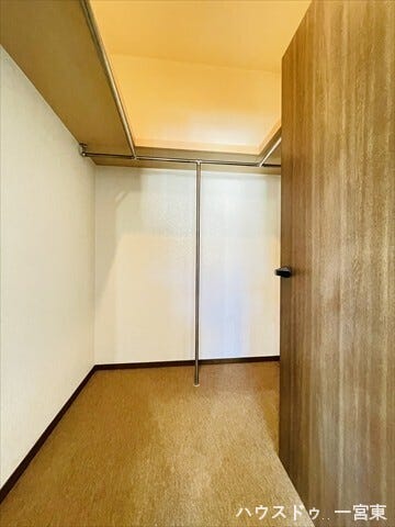 【8帖北洋室】スーツケースなども置ける広さでたっぷり収納可能。両側にハンガーポールがあり、ご夫婦分のお洋服もしまえそうですね。