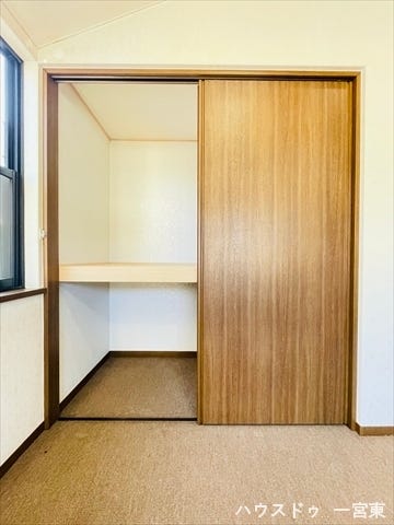 【8帖北洋室】奥行きのある押し入れには寝具やストック品、大きめの荷物もスッキリしまえますね。