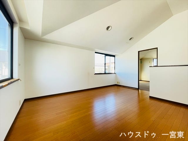 【2階】広めのホールですが、イスや本棚を置いて寛いだり、お子さまの遊び場にしたりなど多目的にご利用いただけます。