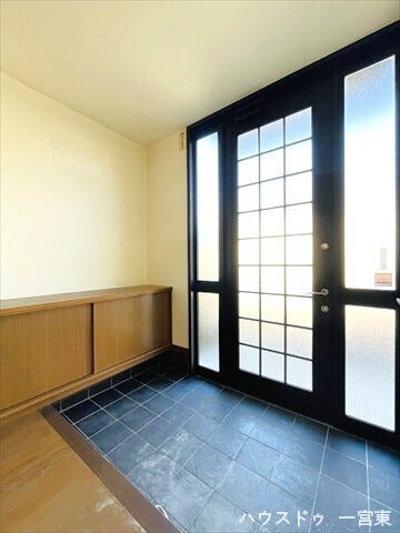 ドアガラスから室内に光を届けて明るい玄関。玄関収納には小物を飾るスペースがあるので、季節ごとに変えたりするのも楽しいですね。