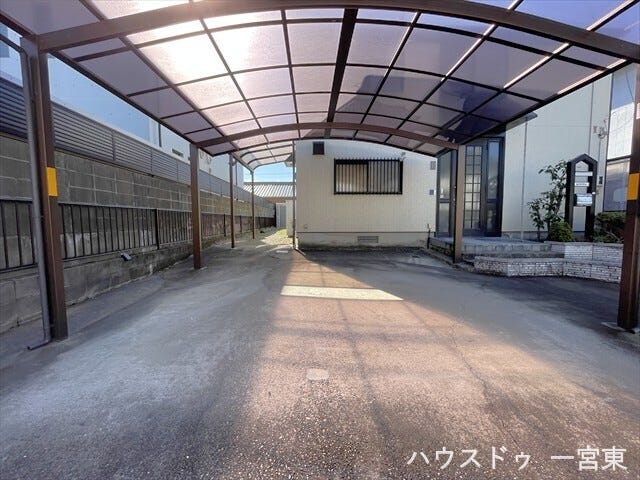 車種により3台駐車可能です。お車での来客時も安心ですね。カーポート完備で、雨や日差しを防いで保管できますね。