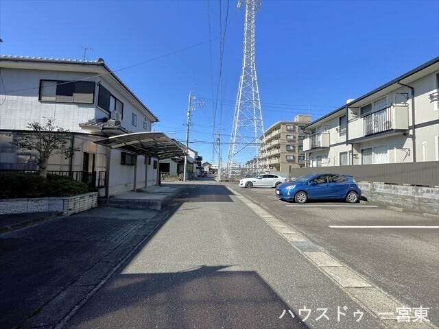 北側幅員約4mの前面道路です。車1台が余裕を持って通れる道幅です。車はスピードを控えるので事故率の軽減や歩行者も安心して通行できます。