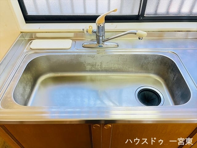 【シンク】ステンレス製で熱に強くお手入れのしやすいシンク。お鍋なども洗いやすそうな広さです!
