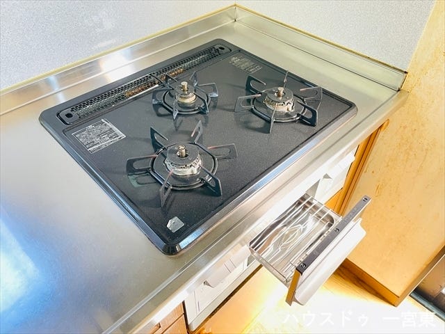 【コンロ】3口あり、同時に調理ができるので忙しい時も時短になりますね。お魚の他にも焼き物調理を楽しめるグリル付きです。
