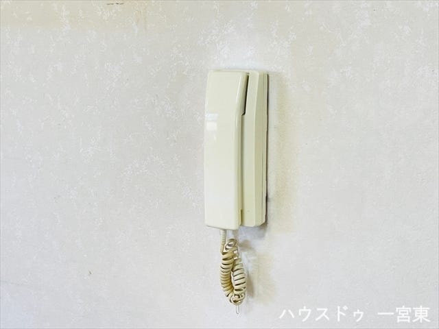 【インターホン】訪問者の声が聞けて安心ですね。玄関先まで行かずにこちらから対応できます。