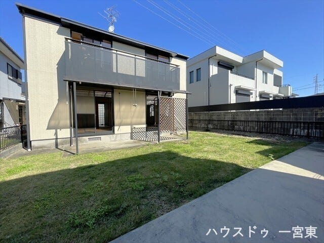 お子さまの外遊びにも嬉しいスペース。ペットも駆け回って遊べそうなスペースがありますね。植栽で飾ったり、ガーデンチェアーを置いて寛ぐのも良いですね。