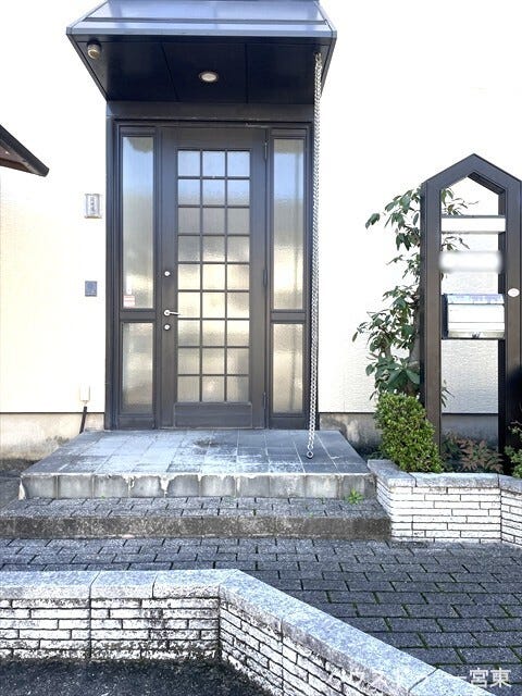 軒がしっかりとあるので雨の日でも濡れずに傘をさせますね。おしゃっれなポストも魅力です♪