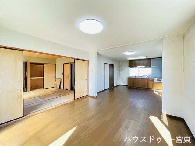 18帖のLDKは南・東・北側に窓がある3面採光で、風通しも良好です◎ほぼ長方形で家具のレイアウトもしやすいですね。