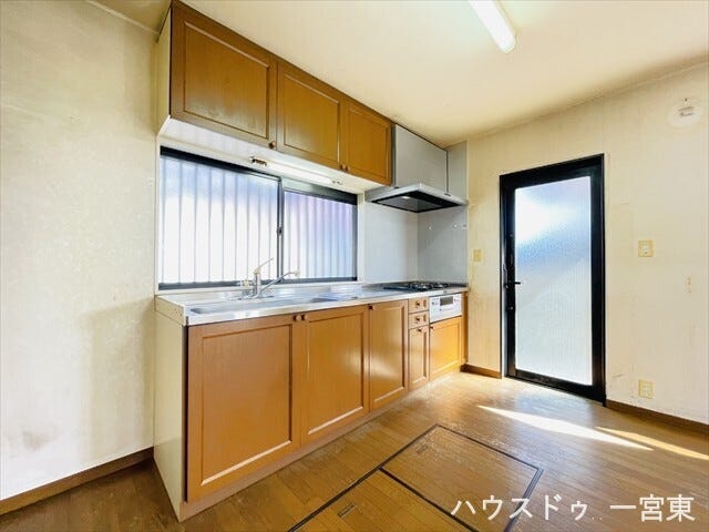 前面に窓があり自然彩光を確保。吊戸棚やキッチン下など収納も充実しています。勝手口から買い物袋を運んだりできて便利ですね。