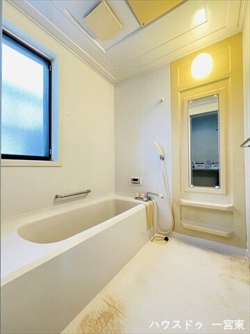 白を基調としており明るい雰囲気。小窓があるので、外の空気を浴びながら入浴できます♪