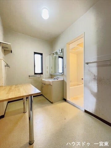 ゆとりのある洗面室。重なりがちな出勤前の身支度や、家事もスムーズに進められますね。