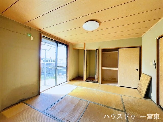 南向きで明るく過ごせそうです◎リビングに隣接しており、引き戸を開けて繋げるとより広く使うこともできます。客間やお子さまの遊び場としても活躍しそうです。