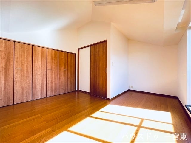 【8帖南】南向きで日差しが降り注いでいます。バルコニーに繋がっているので、外の空気を浴びてリフレッシュできますね♪