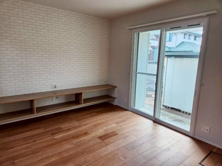 ワイドなカウンター収納でテレビ周りもスッキリ片付きます。