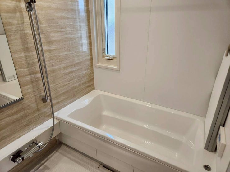 一日の疲れを癒すゆったりサイズのバスタブです。