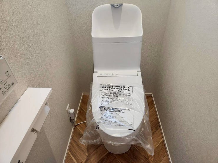 ヘリンボーン柄の床が遊び心をプラスします。