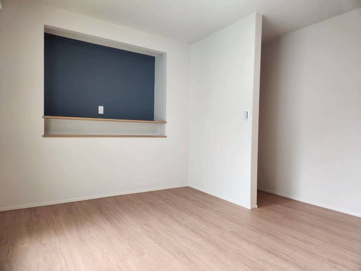 飾り棚を活用してインテリアを楽しめるお部屋です。