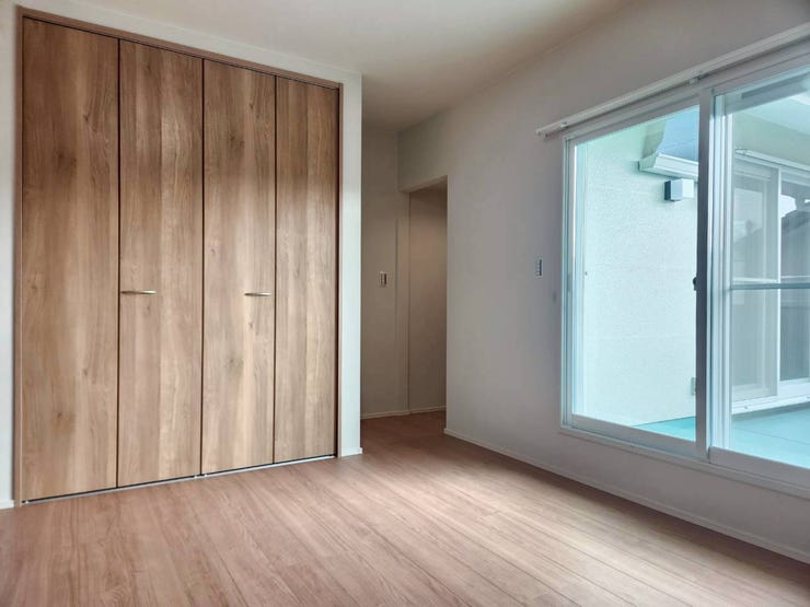 大容量のクローゼットで季節の衣類もすっきり片付きます。