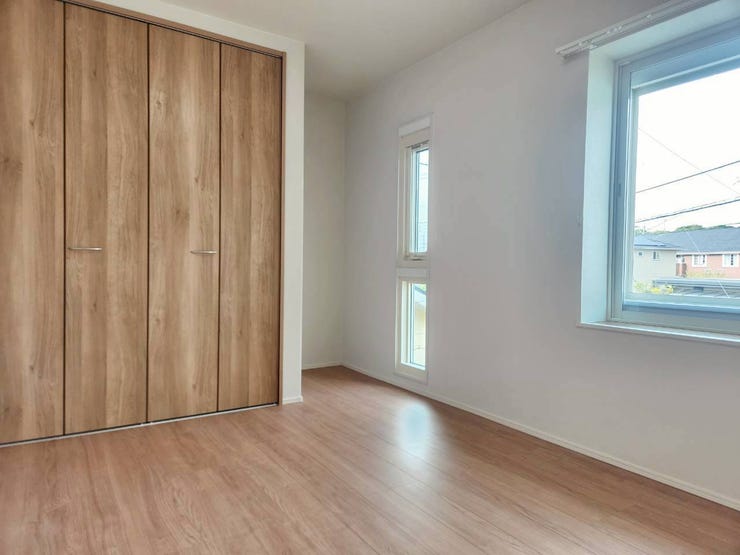 採光窓が複数あり明るい光を取り込みます。