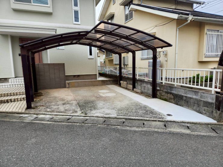 雨の日も安心のカーポート付き駐車スペースです。