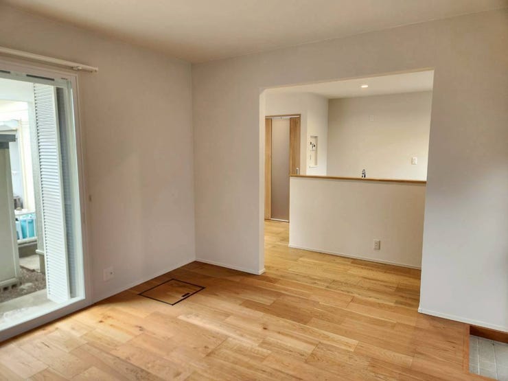 掃き出し窓から光を取り込む明るく開放的なLDK。