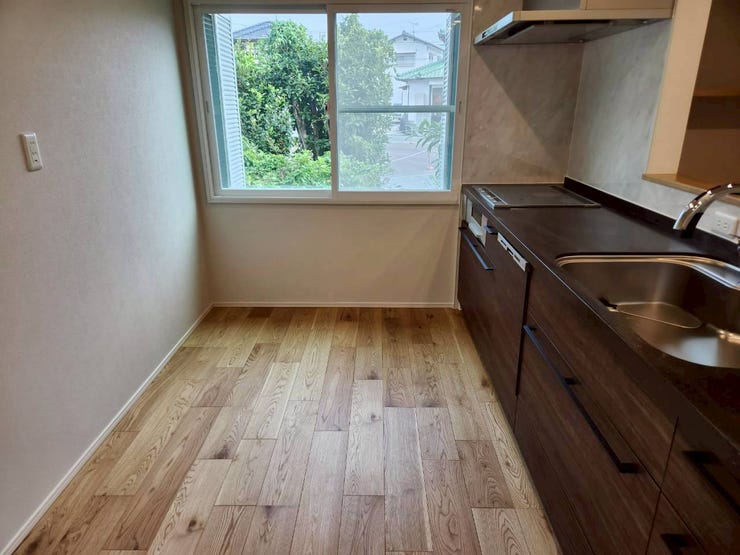 奥の小窓からは緑が見え気持ちの良い採光です。