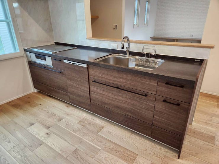 シックな木目調が魅力のお洒落なシステムキッチンです。