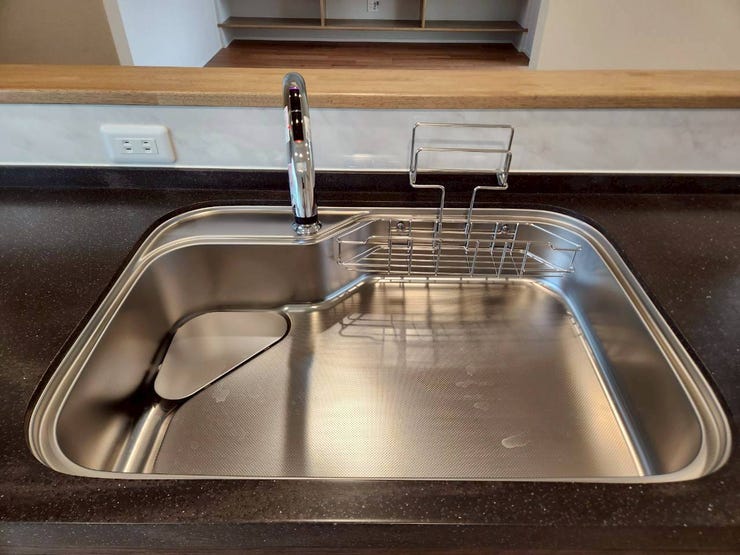 ワイドなシンクで大きな鍋やフライパンも楽に洗えます。