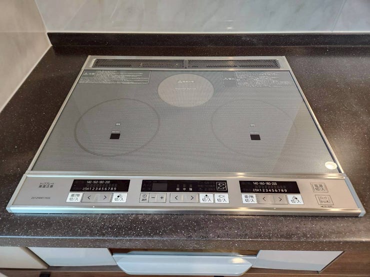 安心でお手入れ簡単なIHクッキングヒーターを設置。